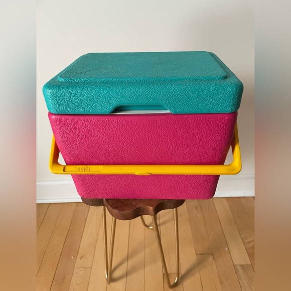 Igloo Teal and Pink Cooler with Yellow Handle - Picture 6 of 9